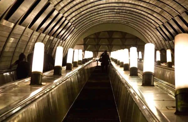 Подземный эскалатор — стоковое фото
