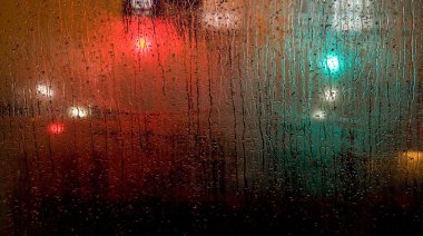 otobüs ön camda yağmur