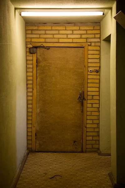 Drewniane drzwi w starym domu — Zdjęcie stockowe