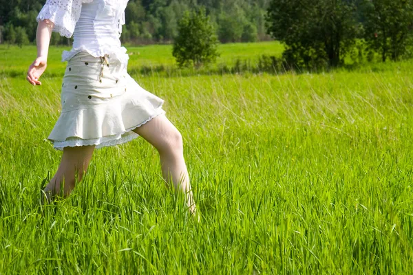 Girl walking on a field — Stock Photo, Image