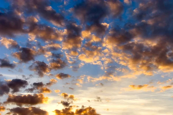 Контрастные облака заката — стоковое фото