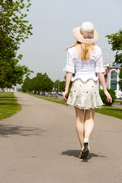 Yürüyen kız — Stok fotoğraf