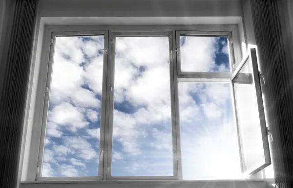 Широкое открытое окно — стоковое фото