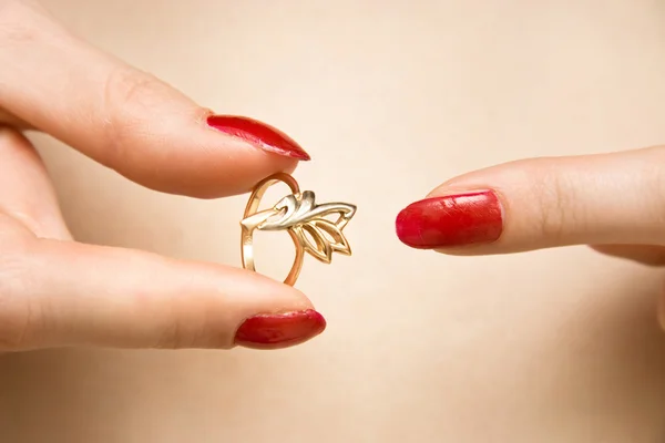 Ponerse el anillo — Foto de Stock