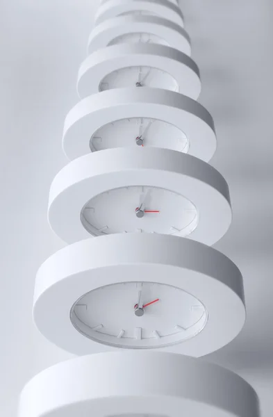 Linha infinita de relógios iguais — Fotografia de Stock