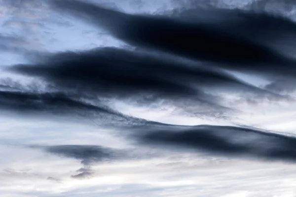 Dark constast clouds — Stock Photo, Image