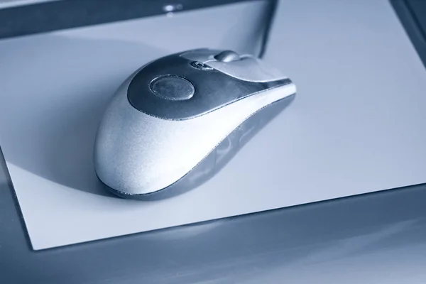 Computer mouse on tablet — Stock Photo, Image