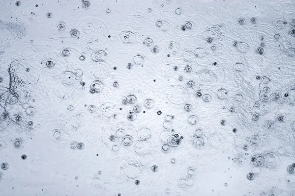 A chuva cai em uma água — Fotografia de Stock