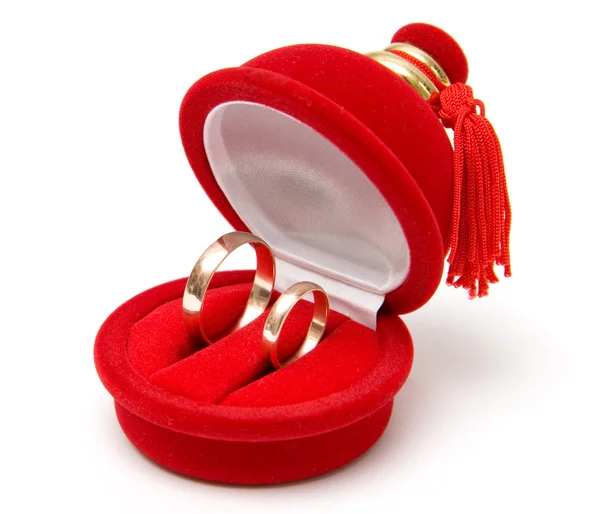 상자에서 두 개의 결혼 반지 — 스톡 사진