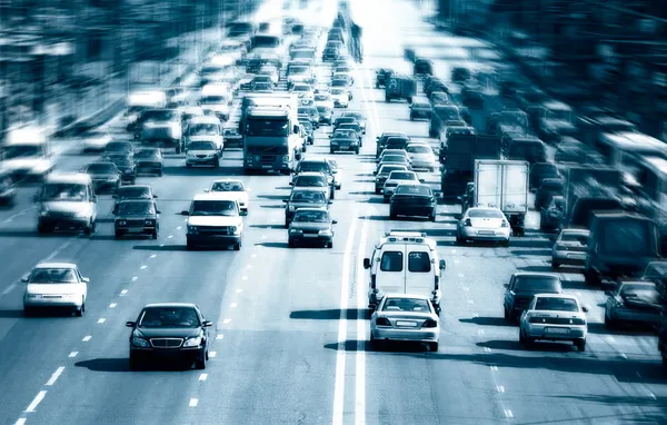 Auto-estrada com lotes de carros — Fotografia de Stock