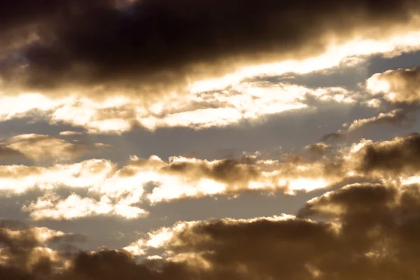 Червоні драматичні хмари заходу сонця — стокове фото