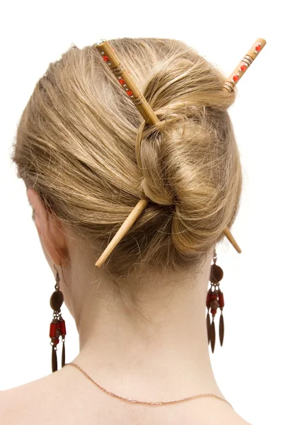 Vrouw coiffure met stokken — Stockfoto