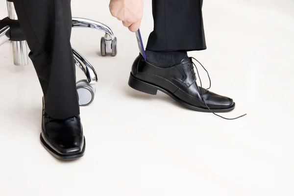 Man puting on his shoes — Stock Photo, Image