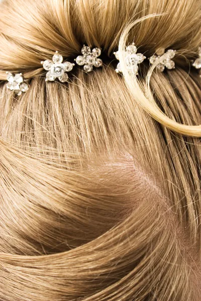 Cabelo de mulher com pinos de cabelo — Fotografia de Stock