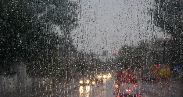 Chuva na janela da frente do ônibus — Fotografia de Stock