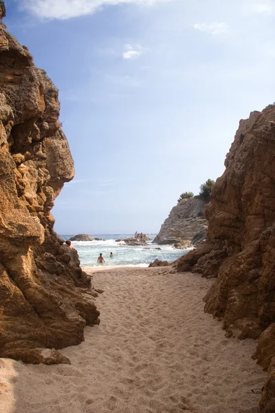 Испанский пляж за высокими скалами — стоковое фото