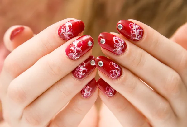 Rood vrouw nagels met decoraties — Stockfoto
