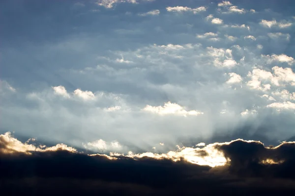 Nuvens brilhantes e escuras — Fotografia de Stock