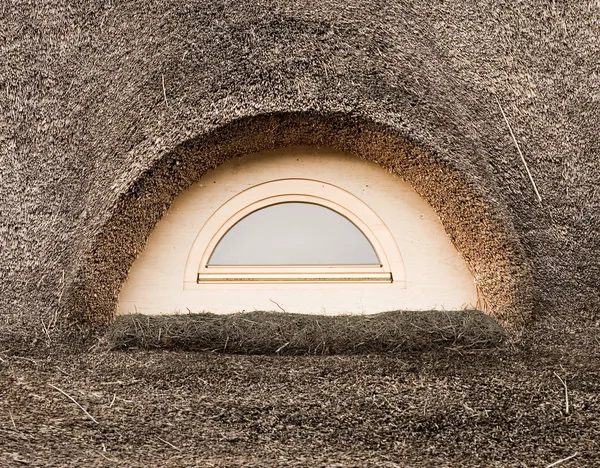 Fönster på halm tak — Stockfoto