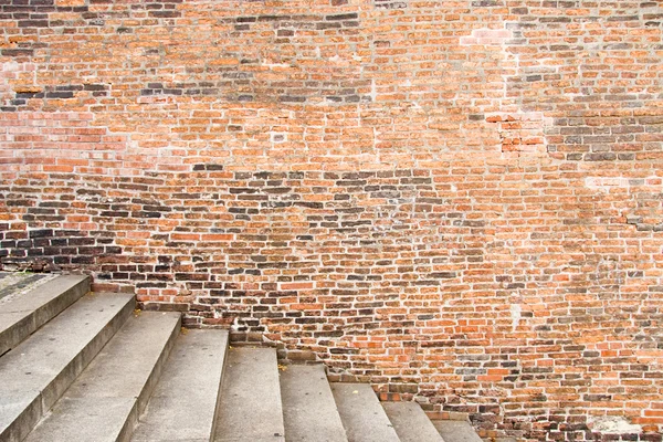Merdivenli eski tuğla duvar — Stok fotoğraf