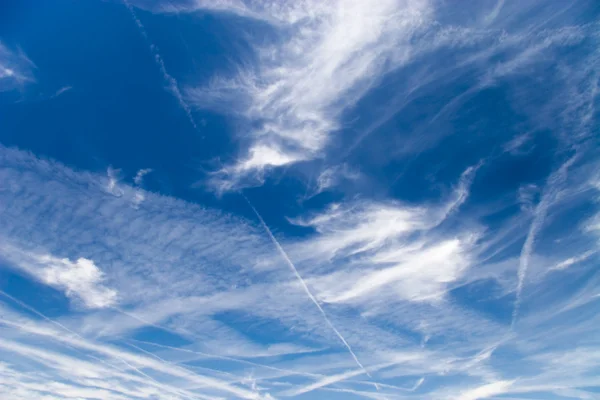 Μπλε ουρανός με φουντωτά σύννεφα — Φωτογραφία Αρχείου