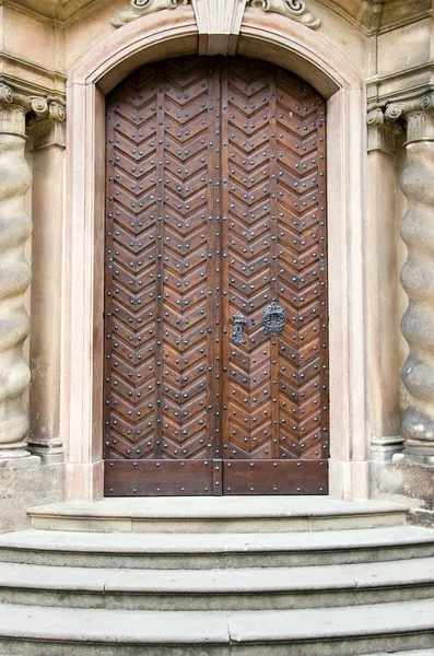Παλιά μεσαιωνική πόρτα πρόσοψη — Φωτογραφία Αρχείου