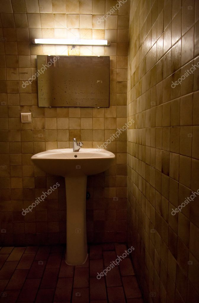 oude badkamer — Stockfoto © chaoss #1676282 oude badkamer — Stockfoto © chaoss #1676282