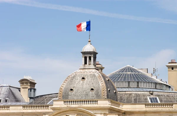 Bandeira francesa em uma torre de construção — Fotografia de Stock