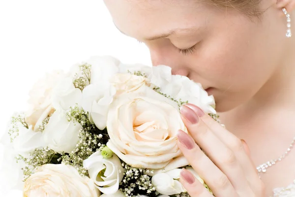 Mariée sentant le bouquet de fleurs — Photo