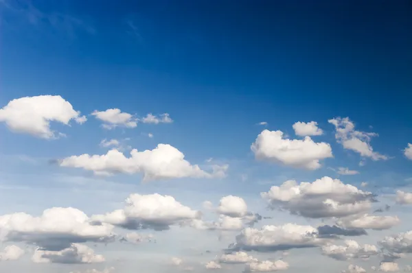 Cielo blu ad alto contrasto con nuvole — Foto Stock