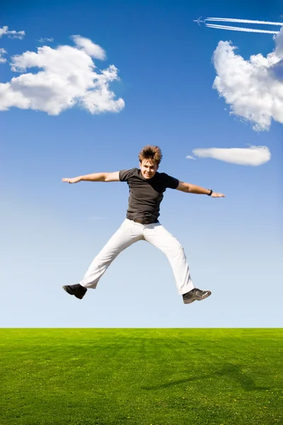 Szczęśliwy człowiek skoki — Zdjęcie stockowe