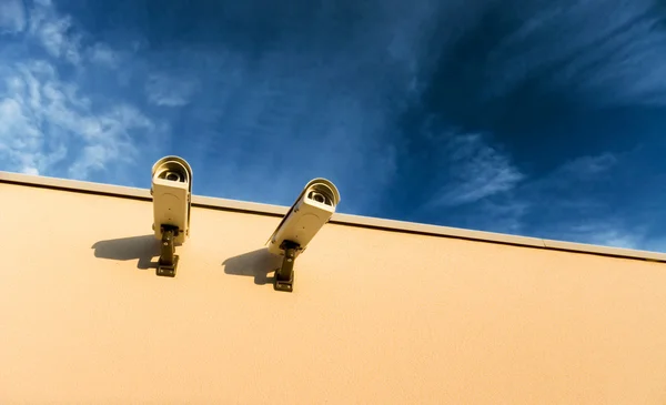 Відеокамери безпеки на стіні — стокове фото