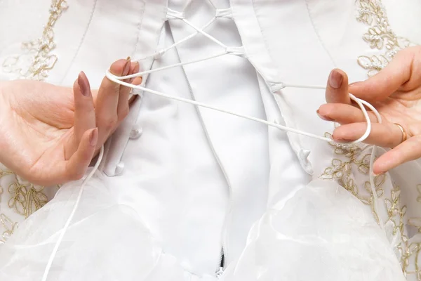 Frau bindet ihr Hochzeitskleid — Stockfoto