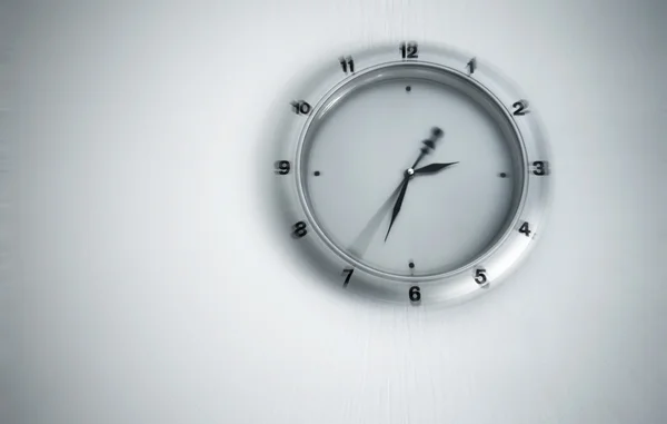 Uhr mit Unschärfeeffekt — Stockfoto