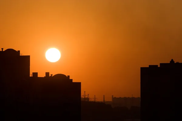 Coucher de soleil rouge dans une ville — Photo