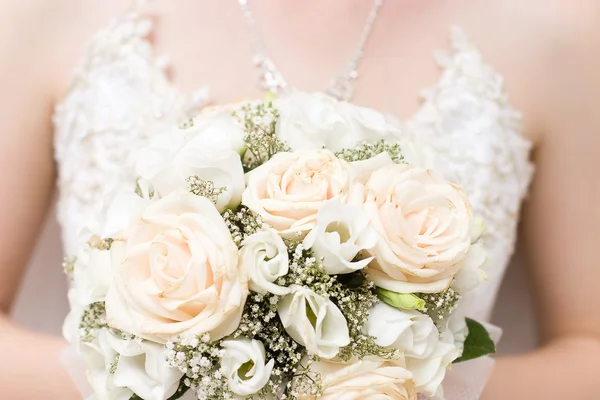 Sposa con mazzo di fiori — Foto Stock
