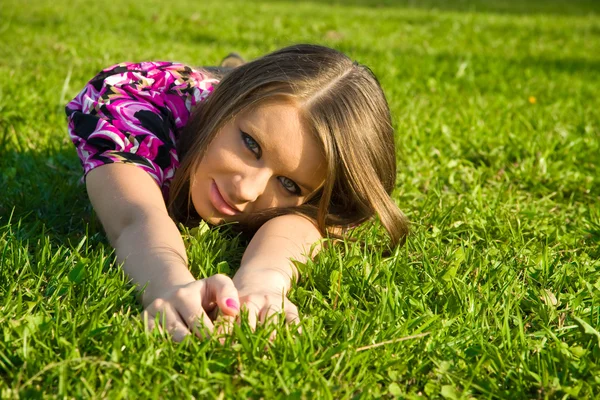 Menina alegre em uma grama verde — Fotografia de Stock