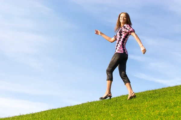 Bir tepe üzerinde mutlu bir kadın — Stok fotoğraf