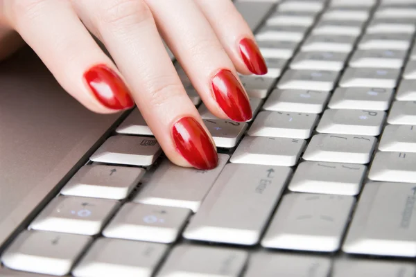 Женские пальцы на клавиатуре компьютера — стоковое фото