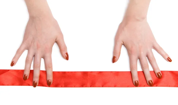 Vrouw handen met rood lint — Stockfoto