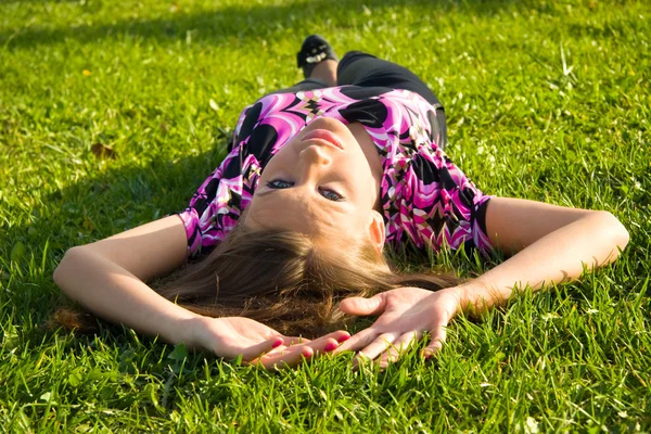 Menina sexy magro em uma grama verde — Fotografia de Stock