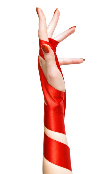 赤いリボンとエレガントな女性の手 — ストック写真