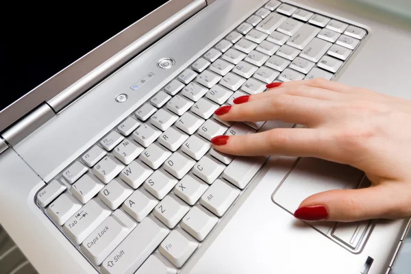 Dedos de mulher no teclado laptop — Fotografia de Stock
