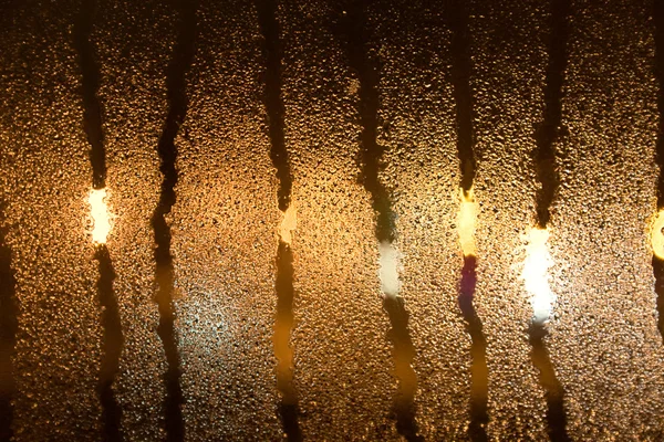 Запутанное окно в ночное время — стоковое фото