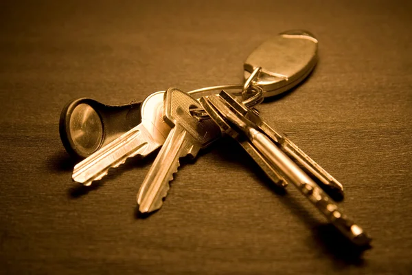 Un mucchio di chiavi su sfondo scuro — Foto Stock