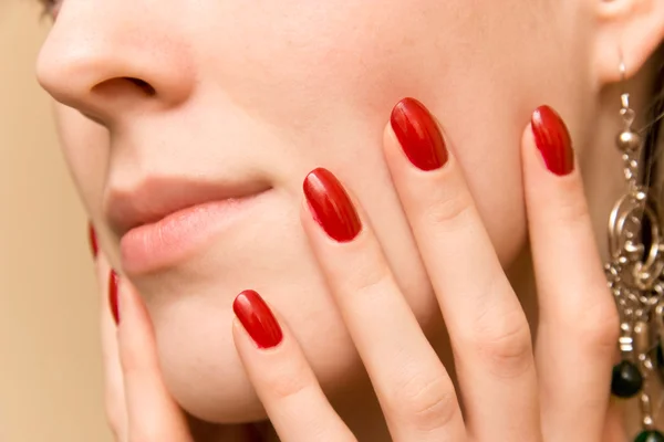 Elegantes dedos en la cara de la mujer — Foto de Stock