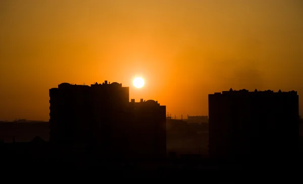 Vörös naplemente a város — Stock Fotó