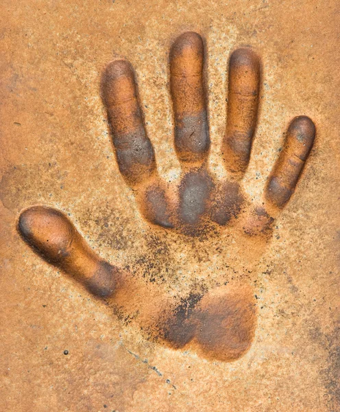 Отпечаток руки на земле — стоковое фото
