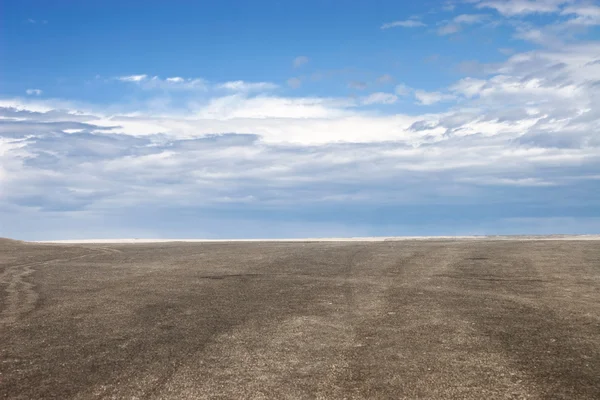 푸른 하늘과 갈색 지상 — 스톡 사진