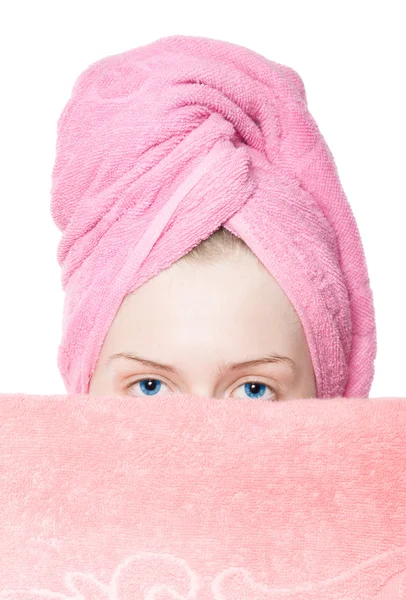 Giovane donna con asciugamani — Foto Stock